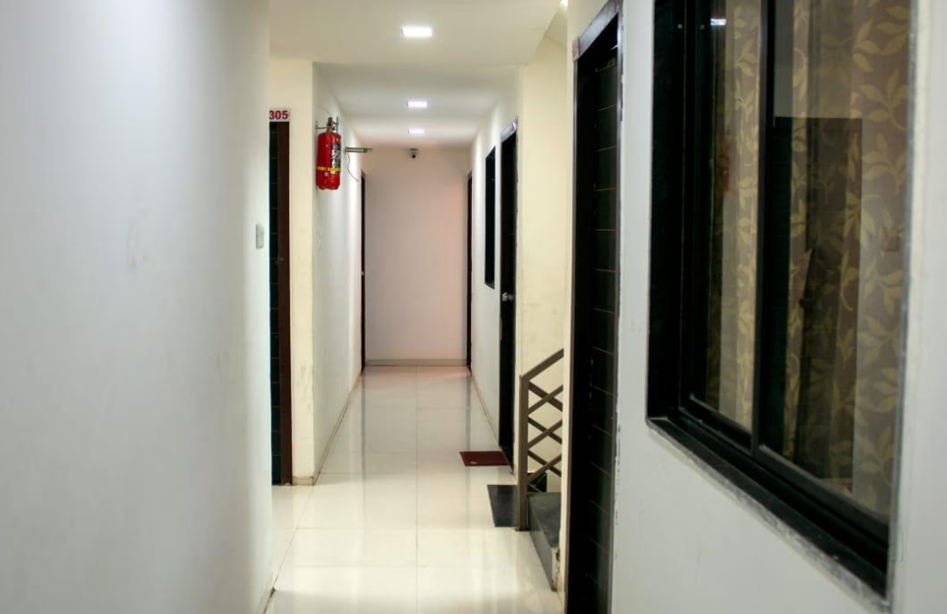 FRIENDLY PAYING GUEST — photo 1
