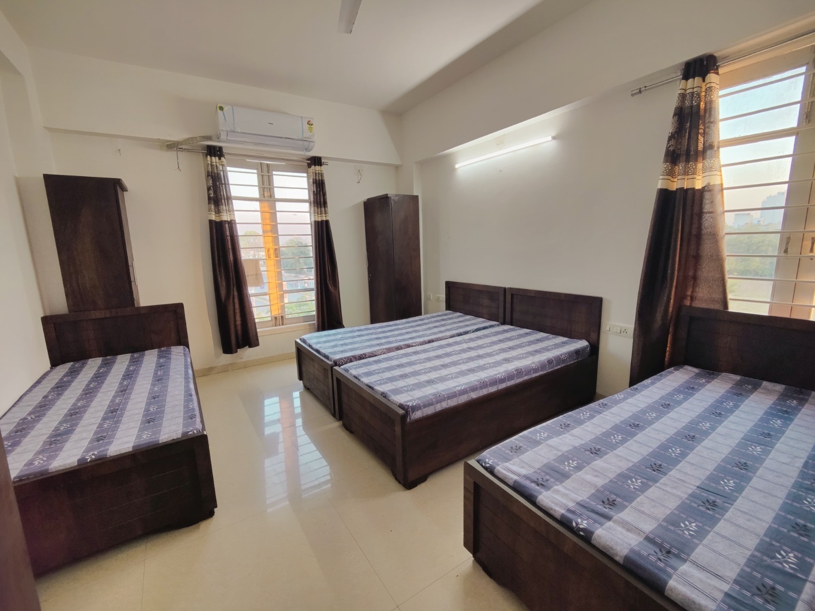 Dr. house paying guest house — photo 2